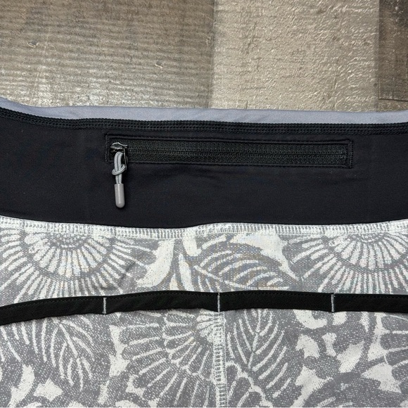 Lululemon Run Ultra Short ll Beachy Floral White Fossil/Black size 4 - Picture 10 of 14